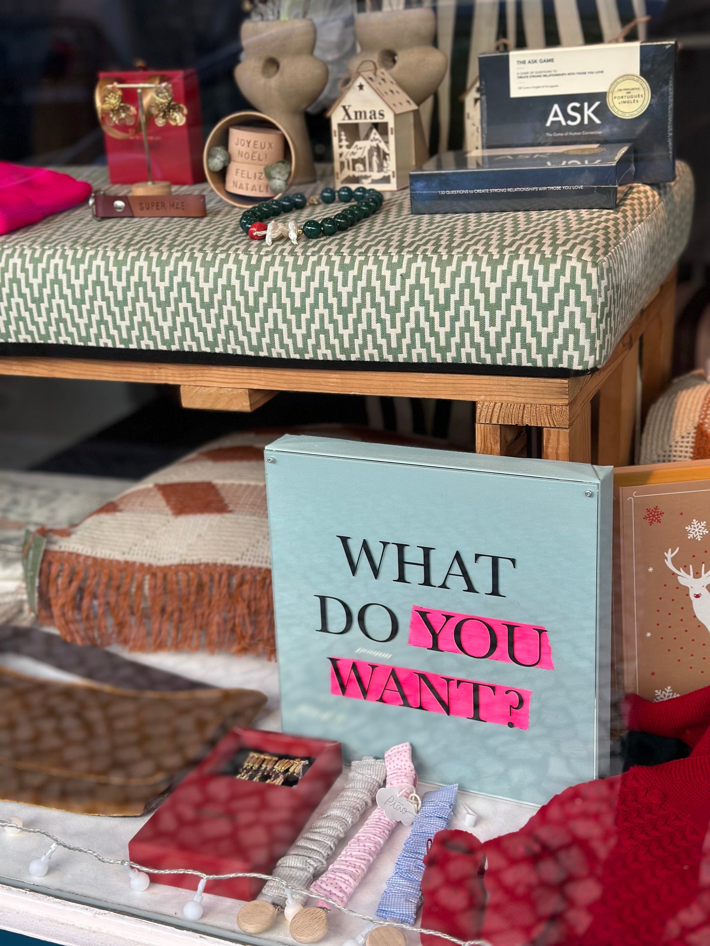 Tela WHAT DO YOU WANT?