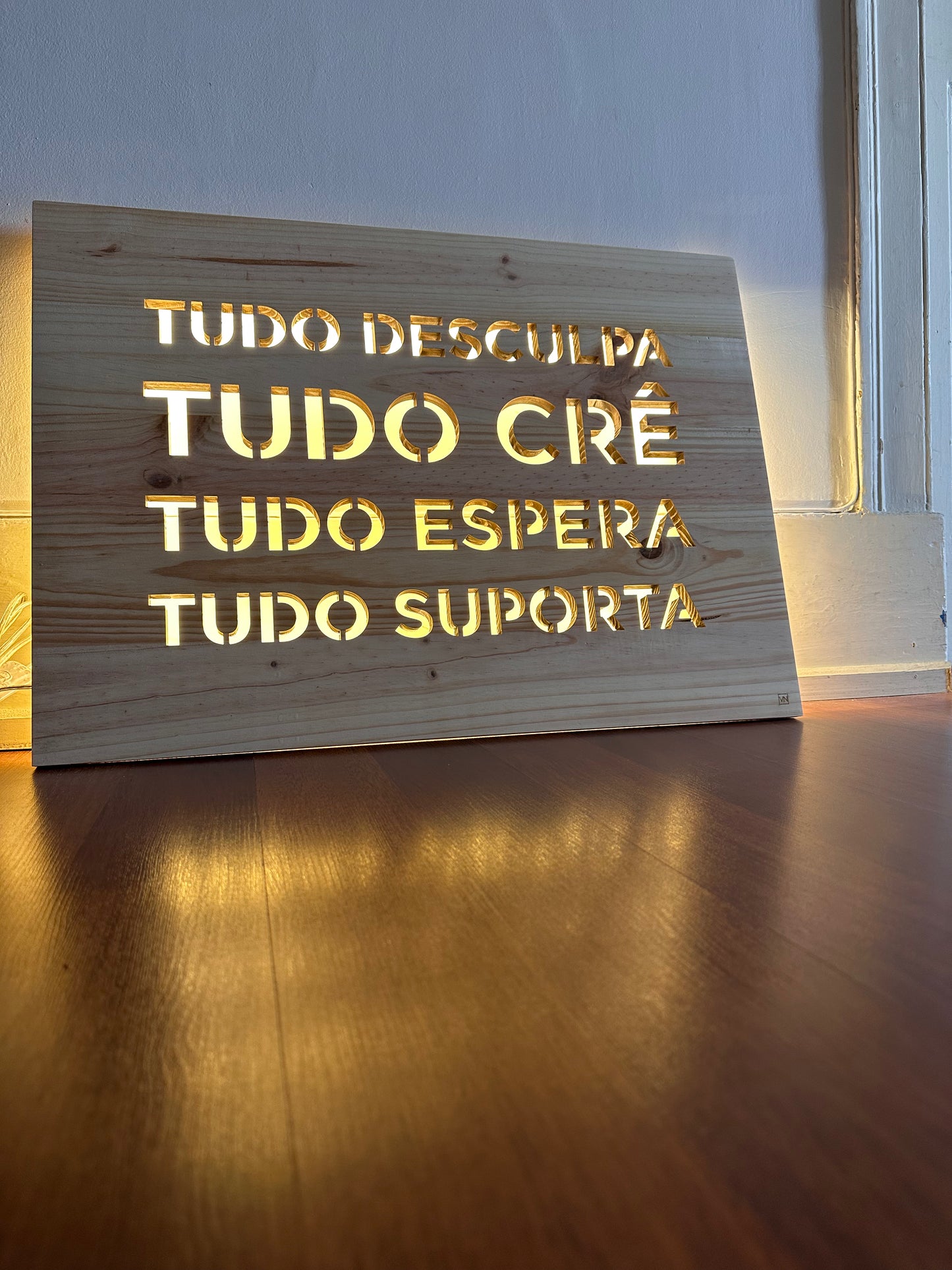 Tudo desculpa, tudo crê, tudo suporta,