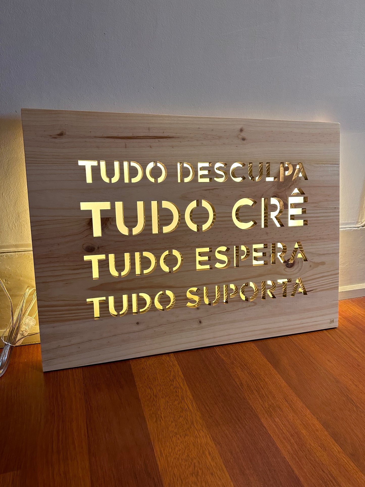 Tudo desculpa, tudo crê, tudo suporta,