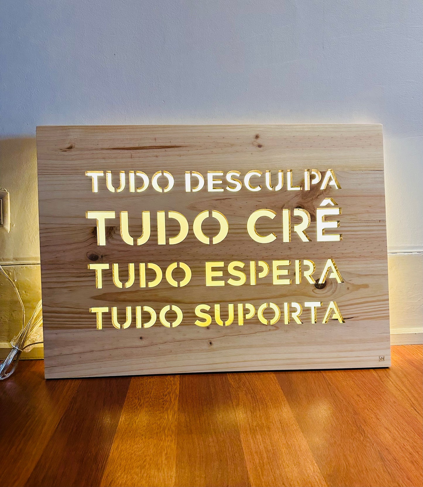 Tudo desculpa, tudo crê, tudo suporta,